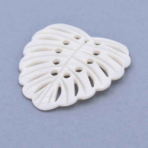 Pendant Monstera leaf White shell 42x39mm (1)